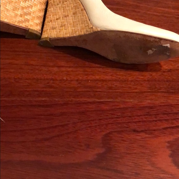 BCBG MAX AZRIA white shoes size 7.5 - Picture 3 of 8